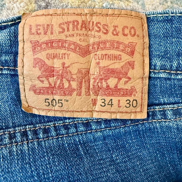 Levi’s 505 Regular Fit Jeans - Size 34x30 - Classic Mid-Wash - Picture 2 of 9